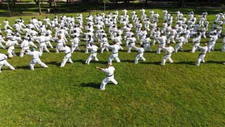 Bursada 240 kişilik karate şovu görsel şölen oluşturdu