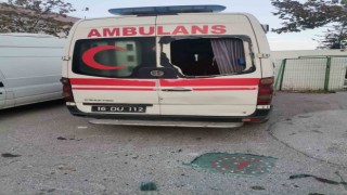 Bursada akılalmaz olay : Hastaneye ait ambulansın ve güvenlik kulübesinin camlarını kırdılar