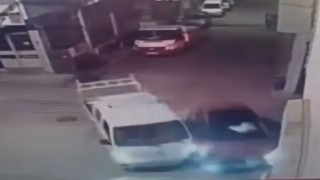Bursada kamyonet ile otomobilin çarpıştığı kaza kamerada
