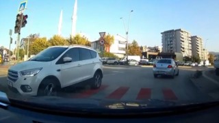 Bursada ters yönde ilerleyen otomobil kamerada