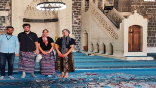 Bursadan sonra Diyarbakır Ulu Camide yabancı turistler etek giydi