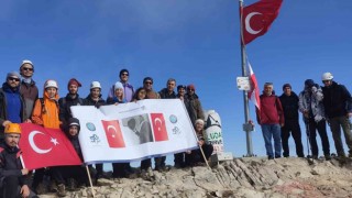 BUÜ Uludağın zirvesinde Cumhuriyet Bayramını kutladı