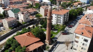 Cami ve köprülerin yıkıldığı selde bile yıkılmayan 800 yıllık Eğri Minare