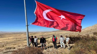 Çanakpınar mahallesinin zirvesine dev Türk Bayrağı asıldı
