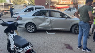 Çarptığı otomobilin camına ok gibi saplandı
