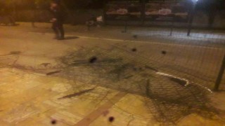 Çaycumada hızını alamayan otomobil tel çitlere zarar verdi