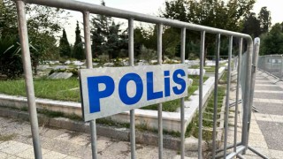 Cem Garipoğlunun mezarının çevresinde demir bariyerli önlem