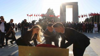 CHP Genel Başkanı Özel, Şehitler Abidesinde Atatürk Anıtına çelenk bıraktı
