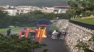 Çocuk parkında kaydırağı yakıp sohbet ettiler