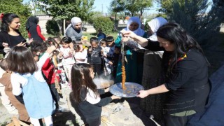 Çocuklar bağ bozumu ve bulamaç etkinliğinde bir araya geldi