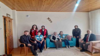Çocuklardan 103 yaşındaki Seher nineye Yaşlılar Günü ziyareti