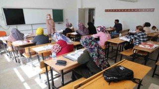 Çocuklarının okuduğu sıralarda şimdi kendileri ter döküyor