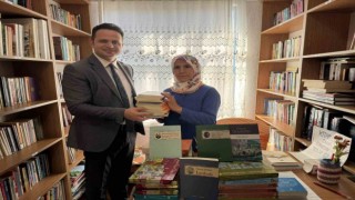 Çocukluk hayalini gerçeğe dönüştürdü, öğrencilere kitap sevgisini aşılıyor