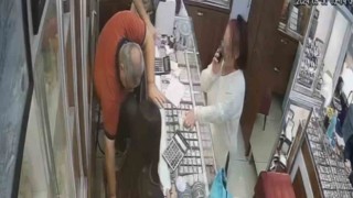 Çok sayıda kuyumcuyu düşük ayarlı altınla dolandırdılar, o anlar kamerada