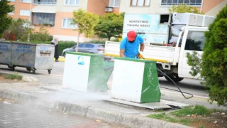 Çöp konteynerleri yıkanarak kötü konunun önüne geçiliyor