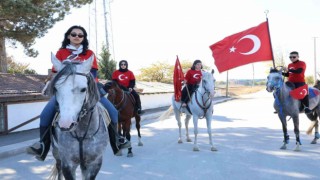 Cumhuriyet Bayramını ata binerek kutladılar