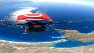 Cumhuriyet Bayramını gökyüzünde Türk bayrağı açarak kutladılar