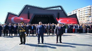 Cumhuriyetin 101inci yılı kutlamaları çelenk sunumuyla başladı