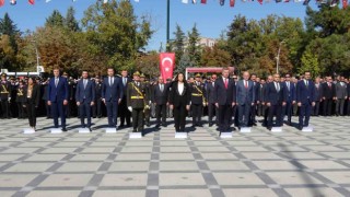 Cumhuriyetin kuruluşunun 101.inci yılı Burdurda çelenk sunma töreni ile başladı
