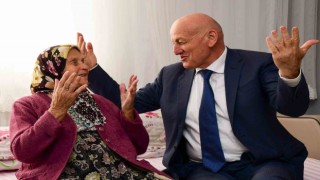 Cumhuriyetin tarihine tanıklık eden çınarlara Türk bayrağı hediyesi