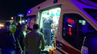 D-100de motosiklet yayaya çarptı: 2 ağır yaralı