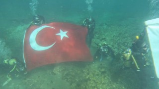 Dalgıç polisler su altında Türk bayrağı açtı