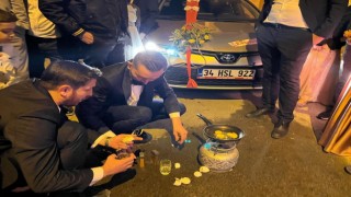 Damada düğün sonrası sürpriz yumurta pişirtip halatla araba çektirdiler...