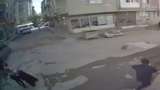 Deprem anında binadan kopan molozlardan kıl payı kurtuldu: O anlar kamerada
