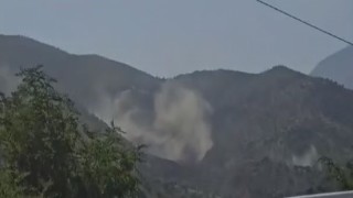 Deprem anında dağdan dumanlar yükselmeye başladı