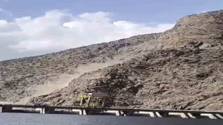 Deprem anında kayalar koptu