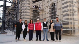 Depremde hasar alan Kurtuluş Camiinin son kilit taşı bugün yerine yerleştirildi
