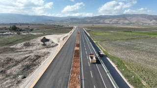 Depremde hasar gören havalimanı yolu yenilenerek hizmete açıldı