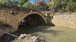 Depremin tahrip ettiği 300 yıllık tarihi köprü ayağa kaldırılıyor