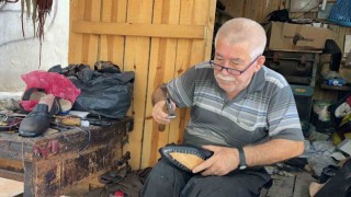 Depremzede esnaf, kendi yaptığı 3 metrekarelik kulübede mesleğini sürdürüyor