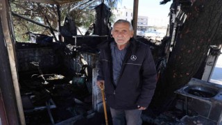 Depremzede esnafın prefabrik iş yeri alevlere teslim oldu
