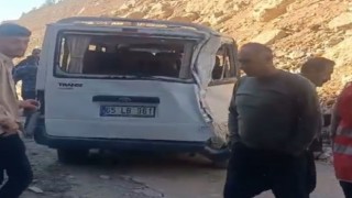 Dev kayalar minibüsün üzerine düştü
