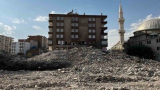 Diyarbakırda ağır hasarlı binanın yıkımı sırasında yanındaki binanın 2 dairesi ve sağlık ocağı zarar gördü