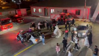 Diyarbakırda gelin ve damat itfaiye araçları arasında doyasıya eğlendi