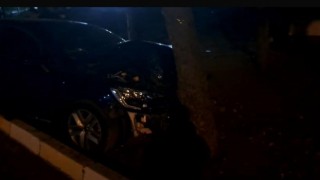 Diyarbakırda kaldırıma çıkan otomobil, ağaca çarparak durdu: 3 yaralı