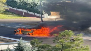 Diyarbakırda park halindeki araç alevlere teslim oldu