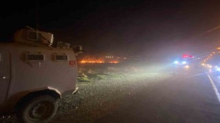 Diyarbakırda yol kenarındaki anız yangını sürücülere zor anlar yaşattı