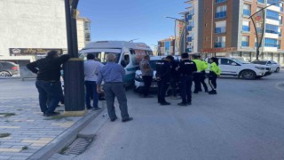 Dolmuş ile hafif ticari araç çarpıştı: 1 yaralı
