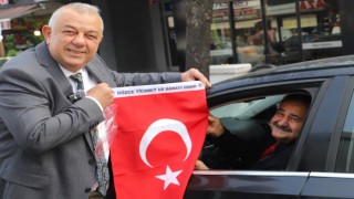 DTSO Türk Bayrağı dağıttı