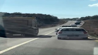 Düğün konvoyunu tehlikeye sokak kamyon sürücüsü tepkilere neden oldu