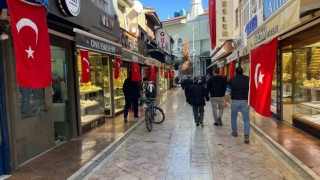 Dükkanların önü Türk Bayrakları ile donatıldı