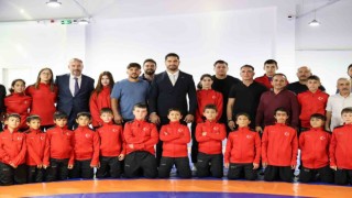 Dünya şampiyonu Taha Akgülden minik güreşçilere nasihat