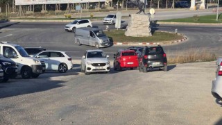 Duyarsız sürücü trafiği tehlikeye soktu