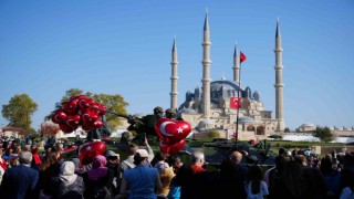 Edirnede 101. yıl coşkusu kalabalık cadde ve sokaklara taştı