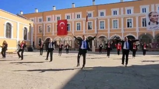 Edirnede öğretmenler zeybek oynadı, öğrenciler izledi