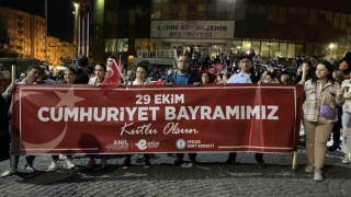 Efeler Belediyesi, ‘Cumhuriyet Bayramını fener alayı ile taçlandırdı
